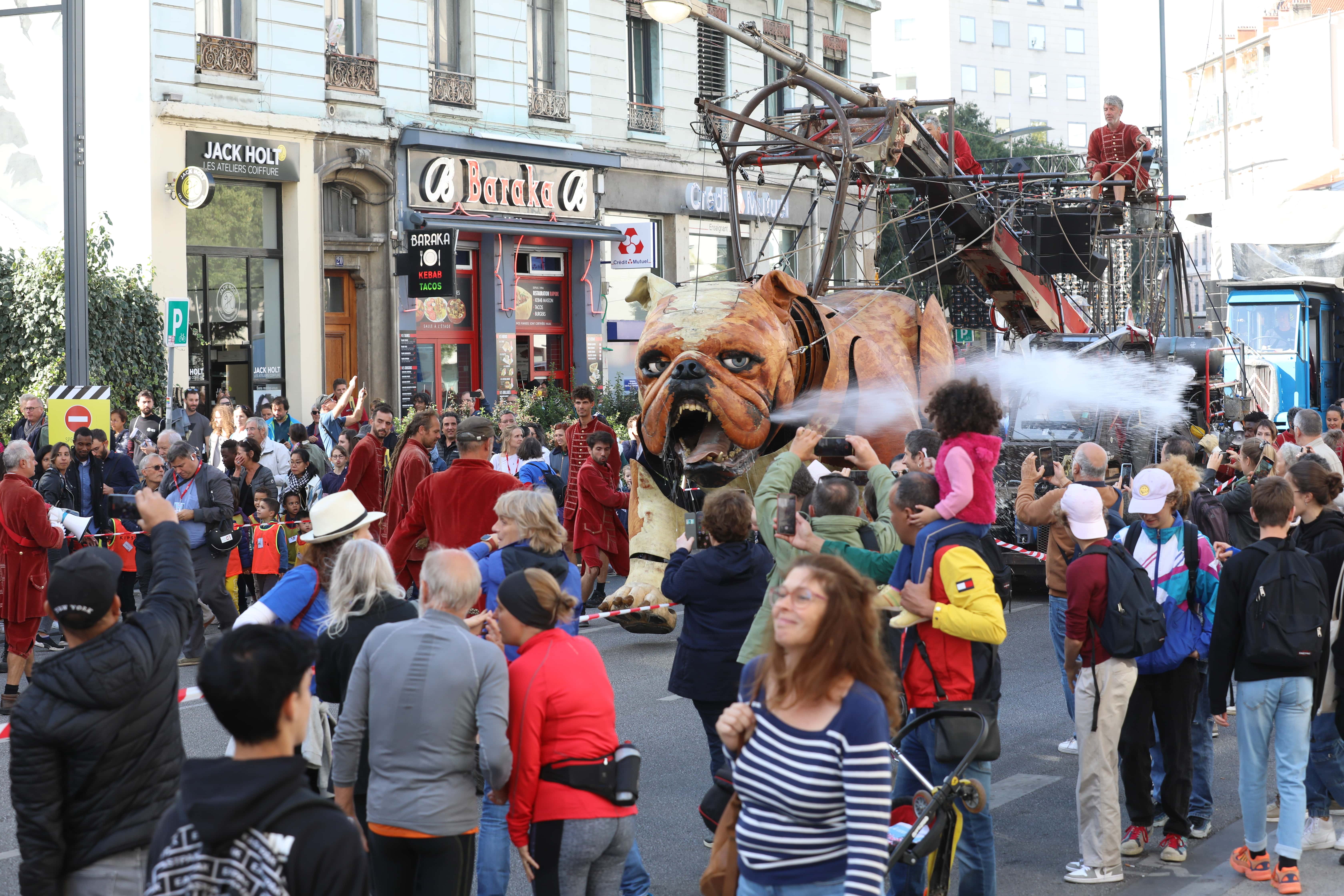 Royal de Luxe attention au crachat du Bull Machin