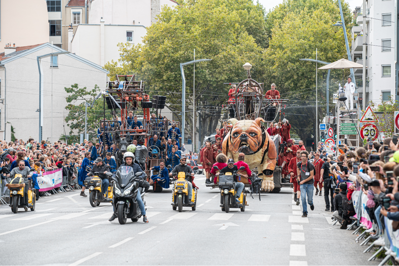 Royal de Luxe spectacle Bull Machin et Xolo