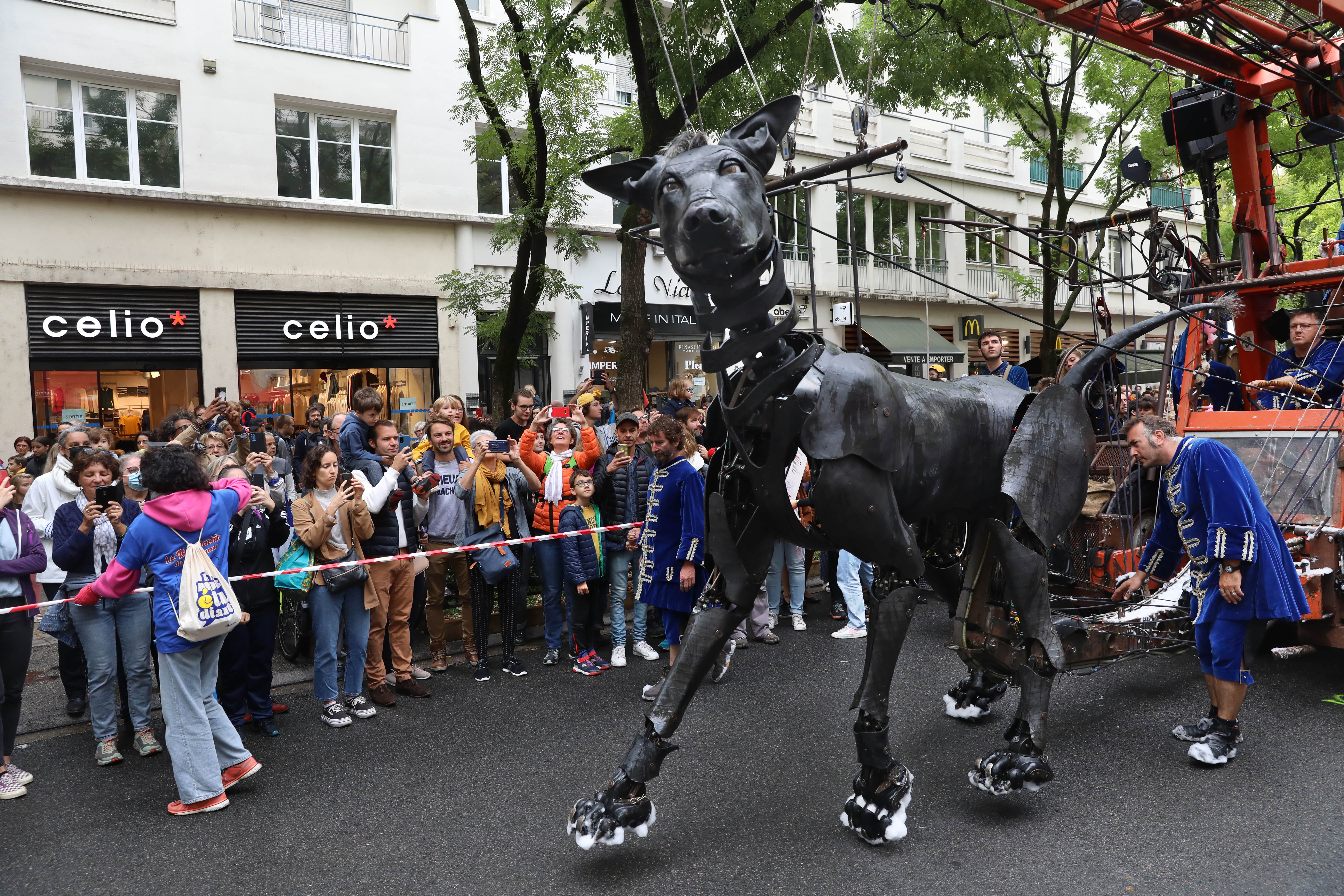 Royal de Luxe le Xolo et son public