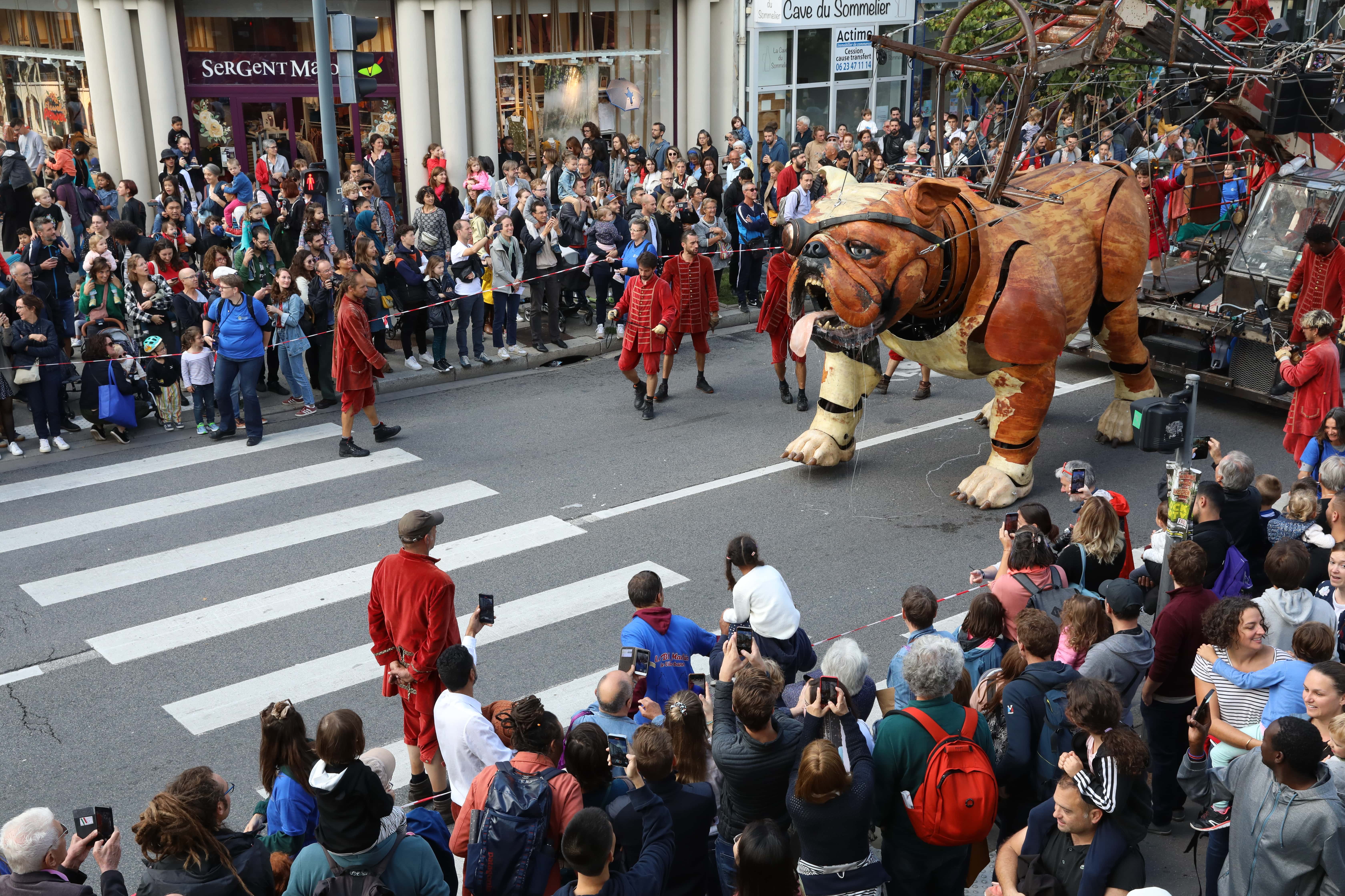 Royal de Luxe le Bull Machin en bout de course