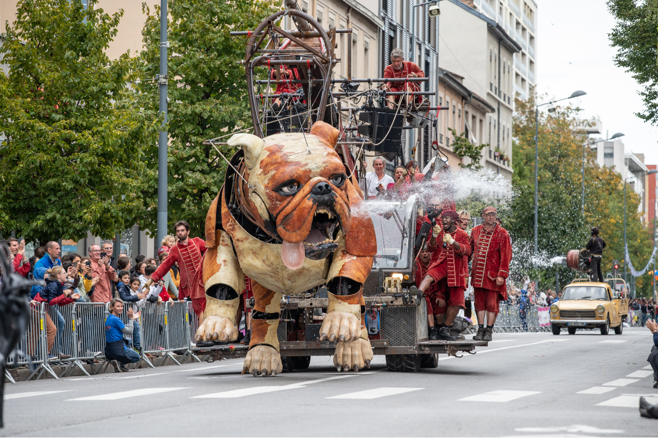 Royal de Luxe spectacle Bull Machin et Xolo