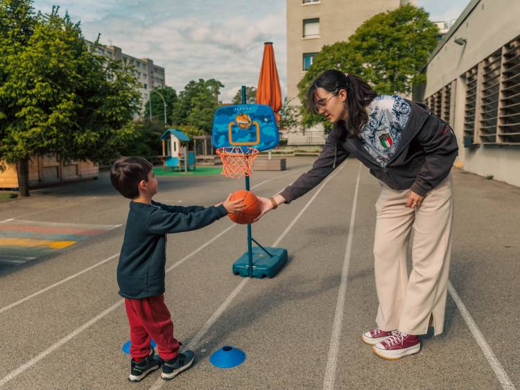 Les animateurs et animatrices encadrent les enfants.
