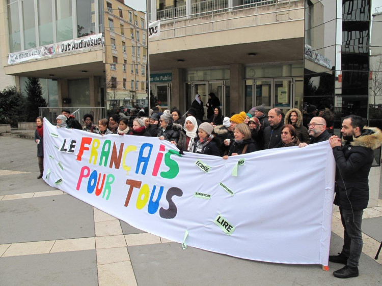 Une soixantaine de personnes se sont réunies mardi 28 janvier devant la CCVA pour défendre le français pour tous.