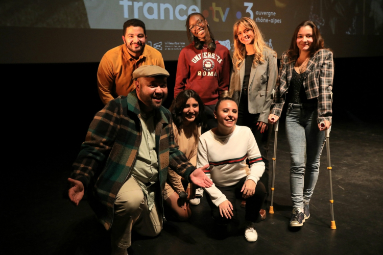 Emma, Soheïla, Naël, Mariétou, Sarah et Michelle, les héros du documentaire "Place aux jeunes", avec le présentateur Raphäl Yem.