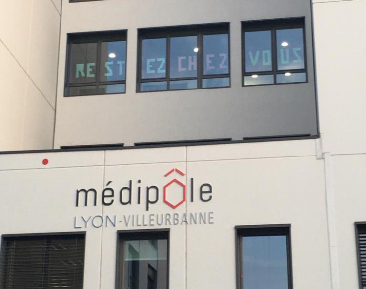 Le message des salariés et de la direction du Médipôle de Villeurbanne s'affiche sur les vitres de l'établissement.