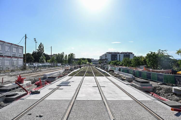Allée du Mens, on distingue la voie du tram et l'arrêt, ainsi que la nouvelle voie créée. © Garisse Soudan