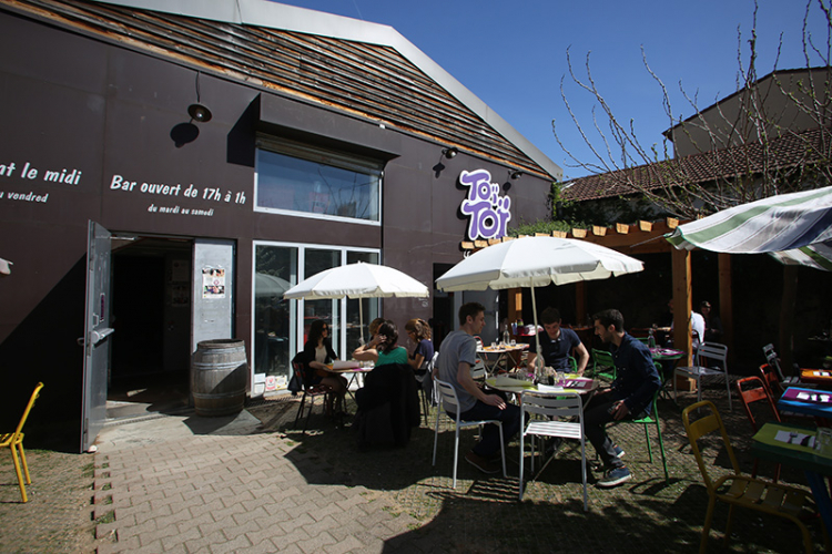 Toï Toï le zinc prête jeux et barbecue
