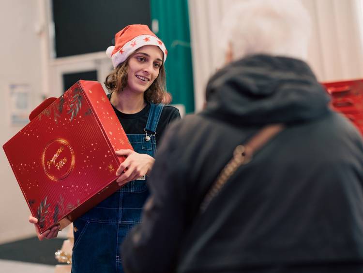 Les colis de Noël sont distribués chaque année à l'occasion des fêtes.