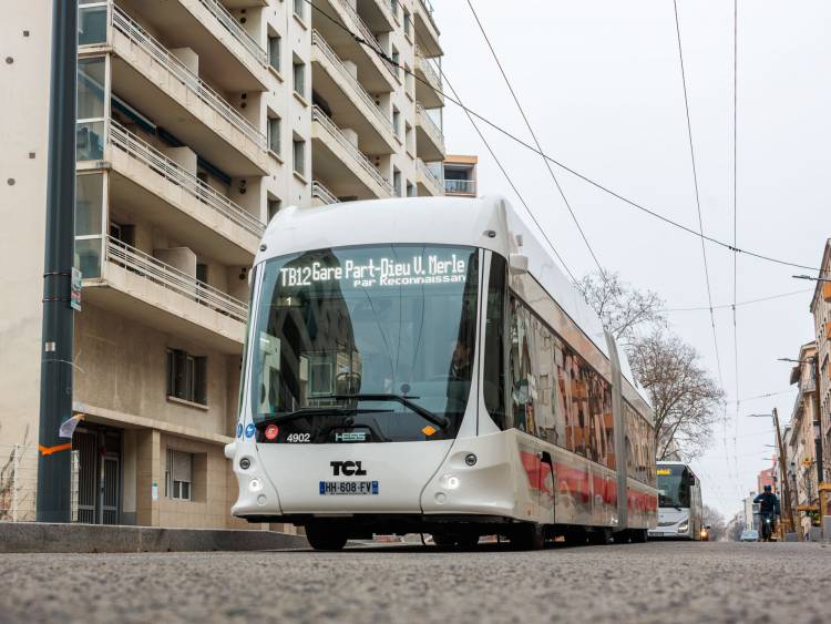 La nouvelle ligne TB12 sur la route de Genas.