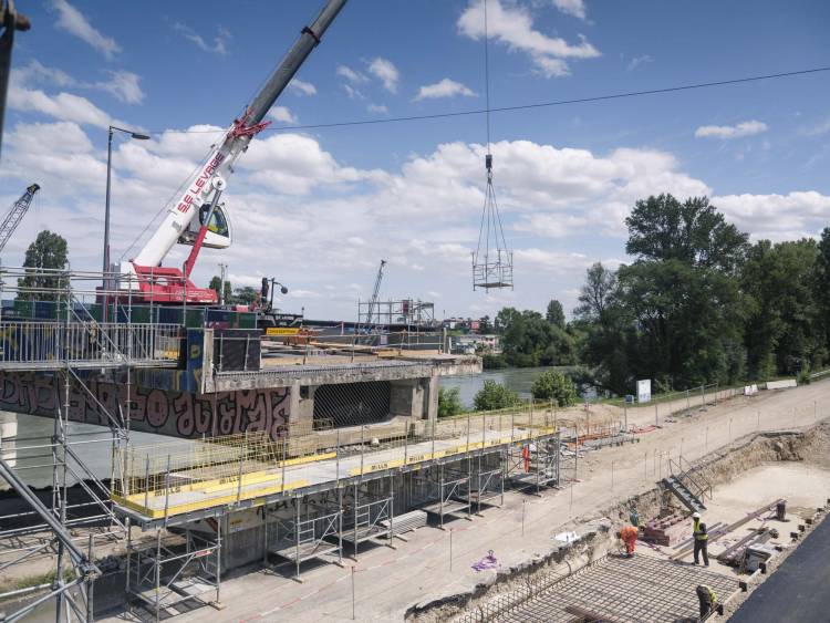 Les travaux en cours au-dessus du canal de Jonage.