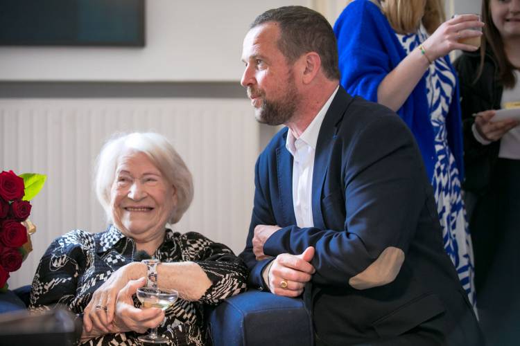 Pour ses 105 ans, Odette a été invitée par le maire à souffler ses bougies à l’hôtel de Ville, entourée de ses proches.