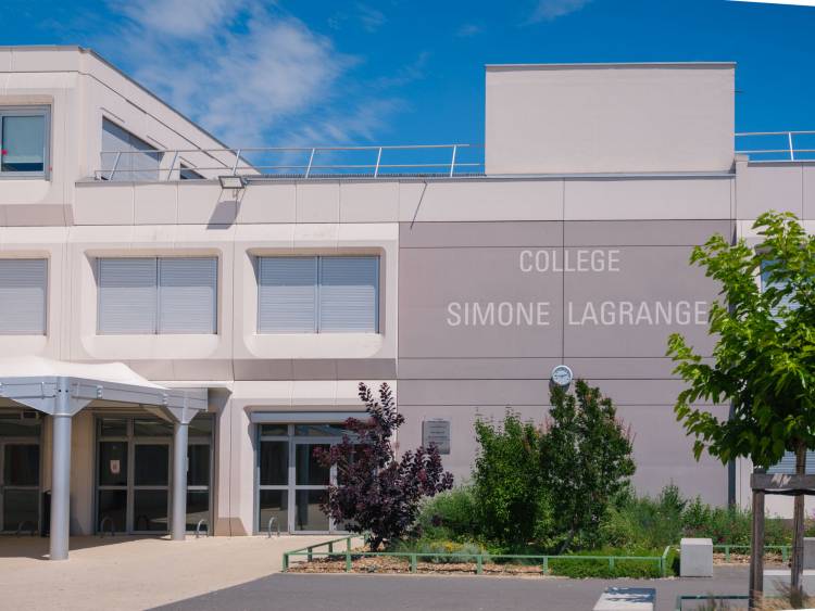 Le collège Simone-Lagrange, à Villeurbanne Saint-Jean.