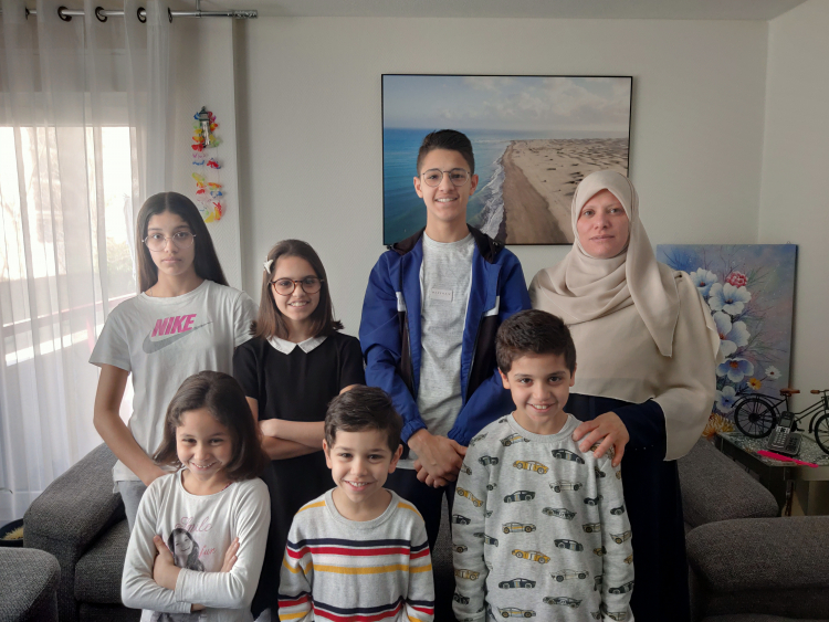Fouzia est ses enfants Lylia, Myriam, Hamza, Bilal, Sârra et Adem. La photo a été prise par le père, Mourad.