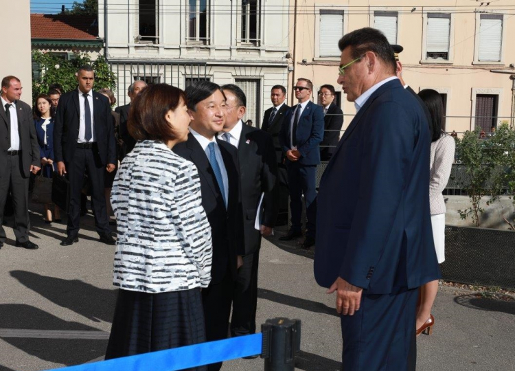 Le maire Jean-Paul Bret accueillant le prince Naruhito et la princesse Masako, le 8 septembre 2018. Le maire Jean-Paul Bret accueillant le prince Naruhito et la princesse Masako, le 8 septembre 2018.