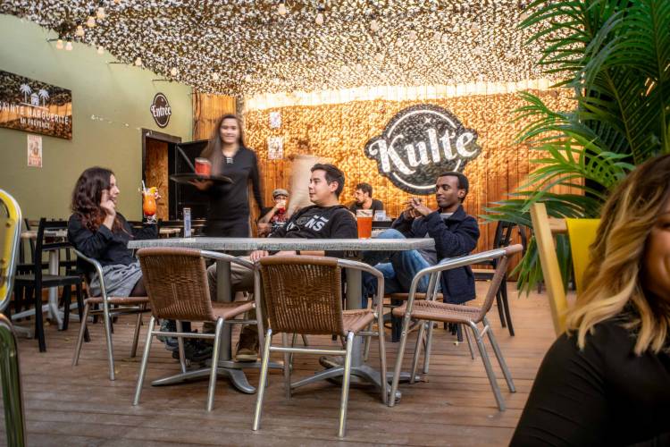 Kulte bar trois personne prenne l'apéritif en terrasse