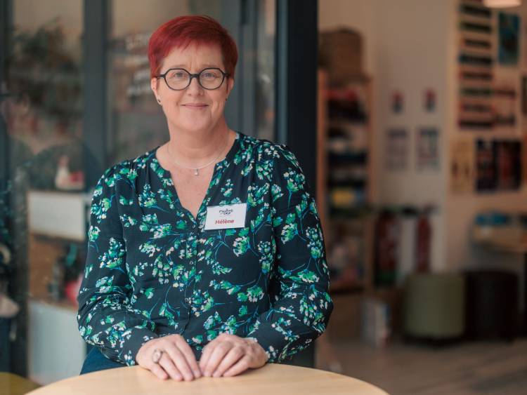 Hélène Claudel, secrétaire de l'association Les ami-es de demain, prépare le Green Friday à Villeurbanne.