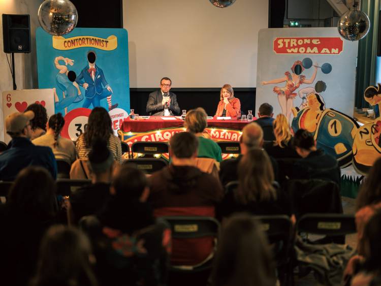 Le maire Cédric Van Styvendael, maire de Villeurbanne, et Nadège Prugnard, directrice des Ateliers Frappaz, lors de la présentation des Invites 2026.