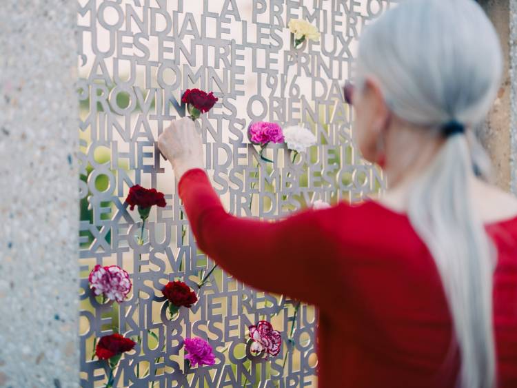 dépôt d'oeillets sur le mémorial du génocide arménien de 1915