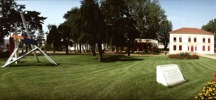 La Maison des Aînés, siège de l'Ovpar, dans le parc de la Commune-de-Paris.