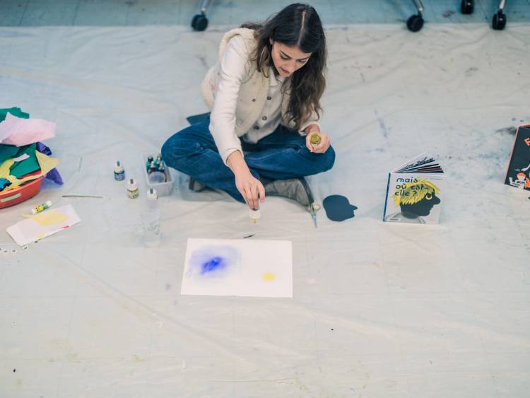 Marie Mirgaine a fait participer les enfants en leur faisant réaliser des papillons avec des encres colorées.