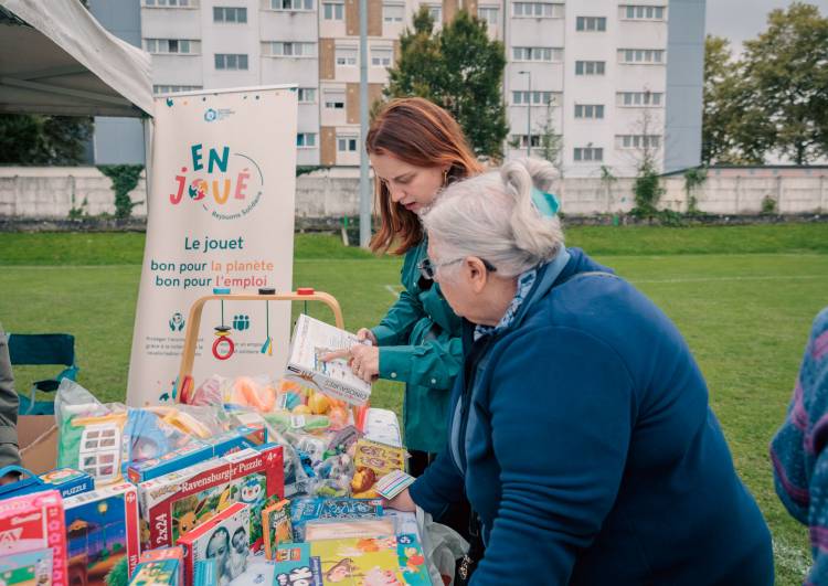 Enjoué participe à des nombreux événements à Villeurbanne, lors de fêtes de quartier (photo) et en amont des fêtes de fin d'année.