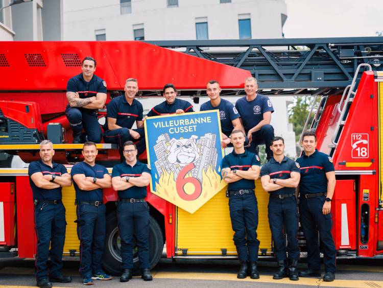 Pompiers de Cusset devant leur camion