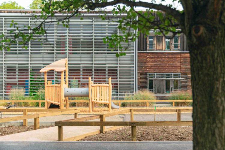 Des jeux en bois ont été installés.