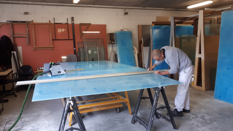 La fabrication des protections en Plexiglass dans les ateliers de la Ville.