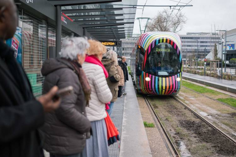 Le prolongement de la ligne va jusqu'à Debourg à Lyon.