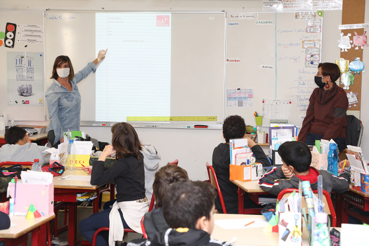 la classe de CM2 de Sabrina Thimonier participe à la semaine Mets tes baskets et bats la maladie et dessous Sonia Tron, adjointe à l’éducation, lit la dictée