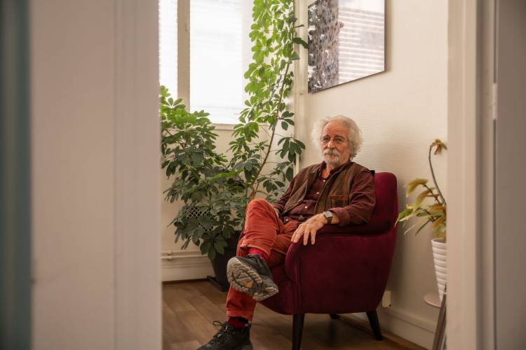 Francis Maqueda co-président de l'association santé mentale et communauté assis dans un fauteuil rouge