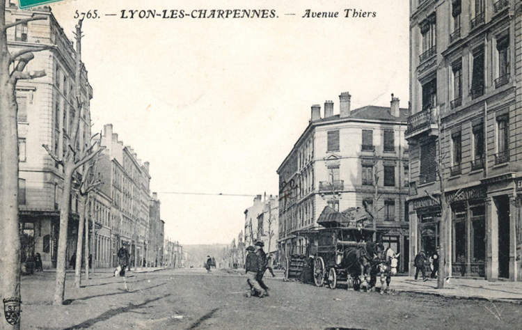 À la frontière de Lyon et Villeurbanne, l’avenue Thiers, sans pavé, accueillait encore des voitures à chevaux il y a un siècle.