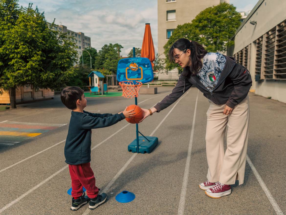 Les animateurs et animatrices encadrent les enfants.