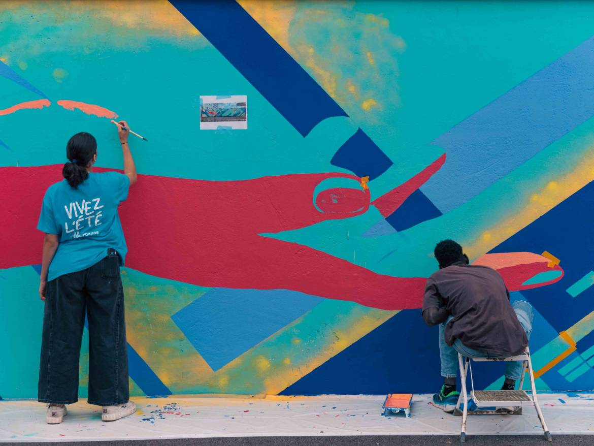Une équipe des chantiers jeunes a pris en charge la fresque de l'Espace jeunesse de Villeurbanne.