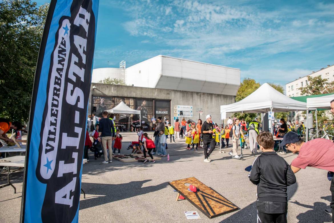 Des stands étaient proposés à l'extérieur. © Alexandre Boisselot