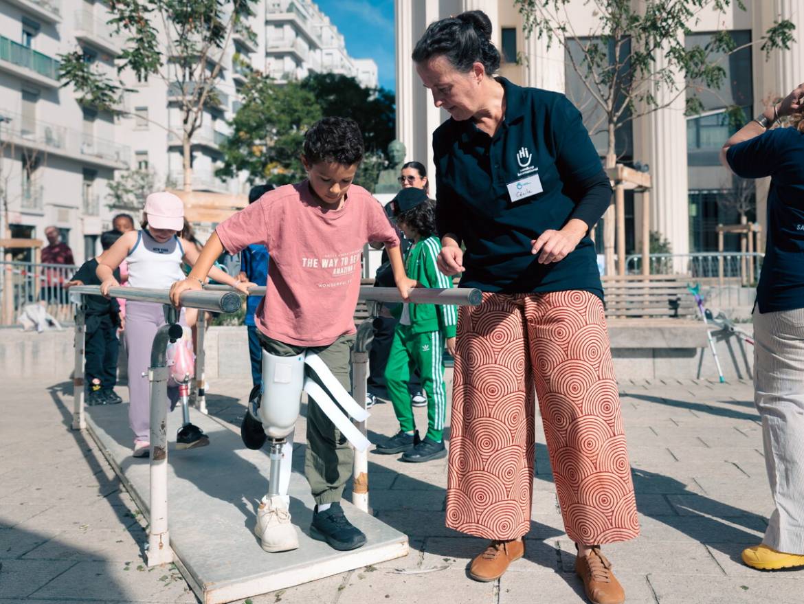Les élèves de CE2 de l'école Niki-de-Saint-Phalle ont pu tester le parcours en prothèse installé sur la place Lazare-Goujon.