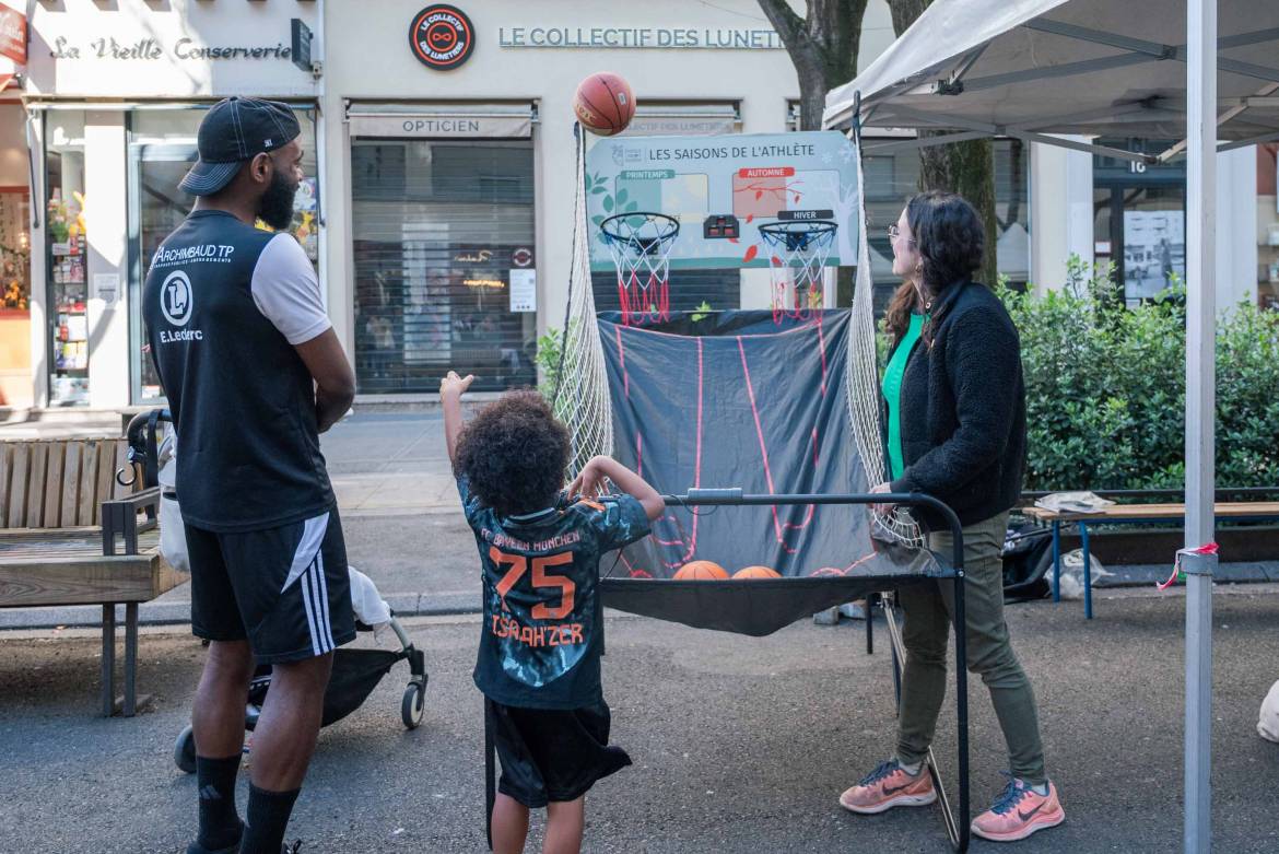 Des stands ludiques &eacute;taient pr&eacute;sents avenue Henri-Barbusse.