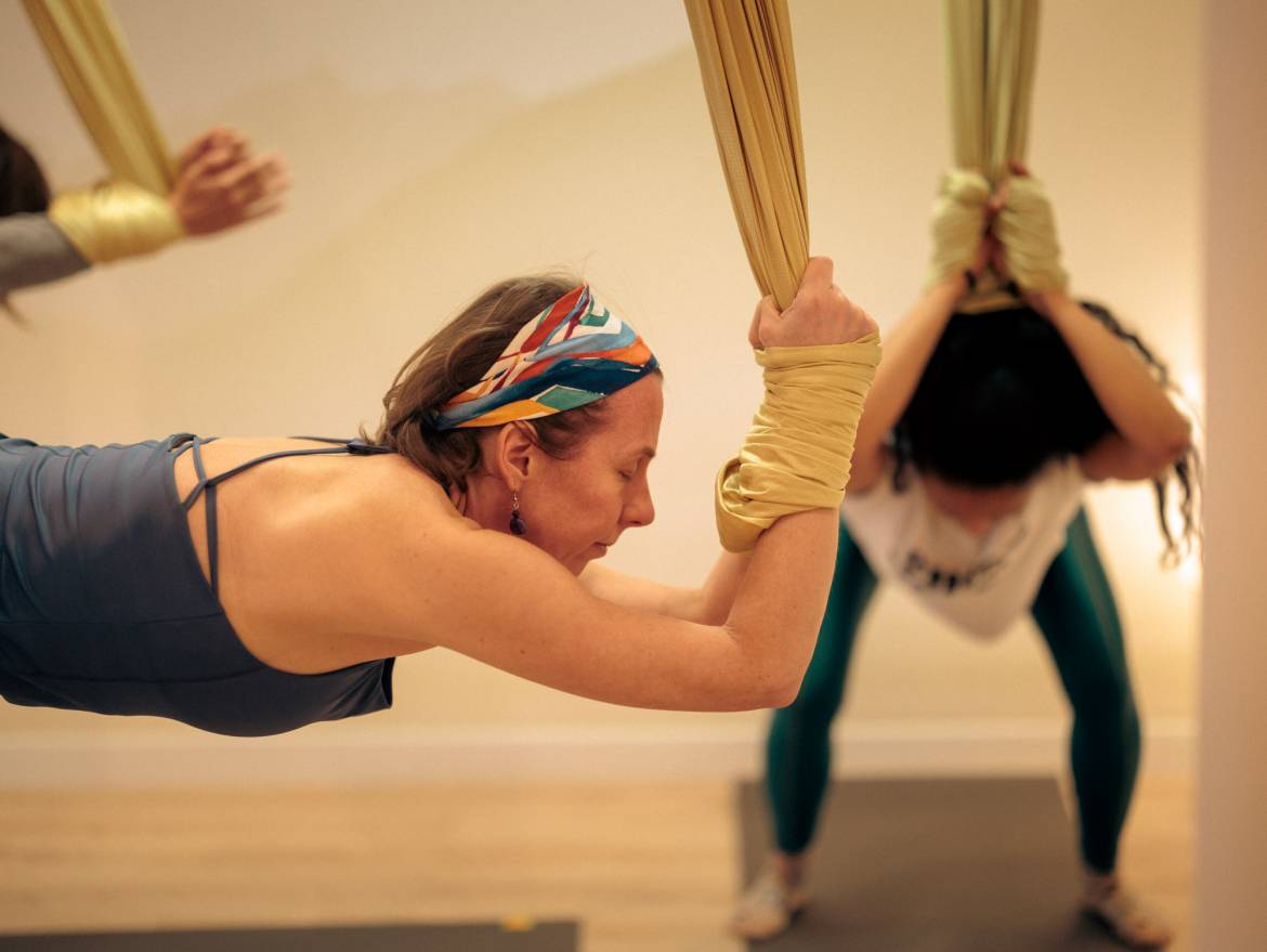 Yoga aérien chez pandi panda yoga