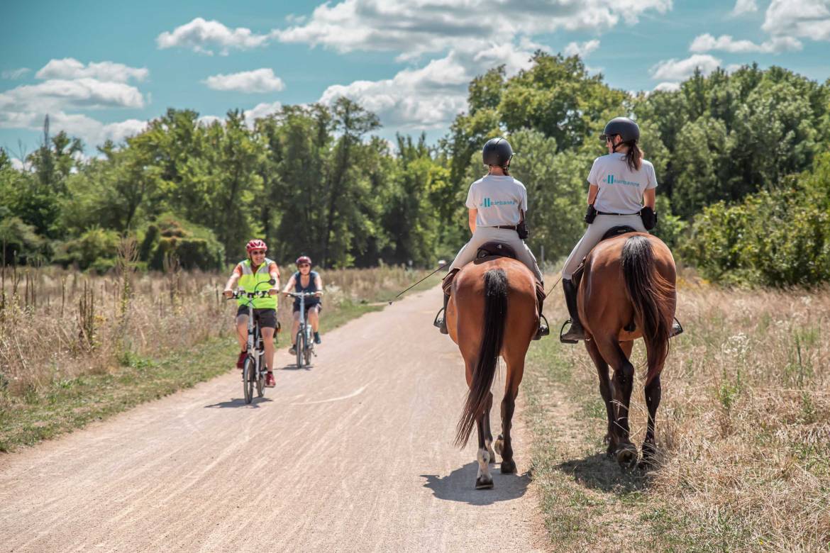 La brigade échange avec des cyclistes.