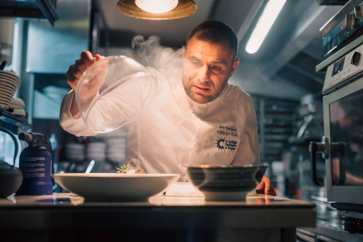 Le chef Karim Boukhari en pleine préparation d'un plat.