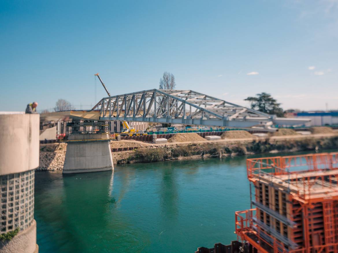 Les travaux en cours au-dessus du canal de Jonage.