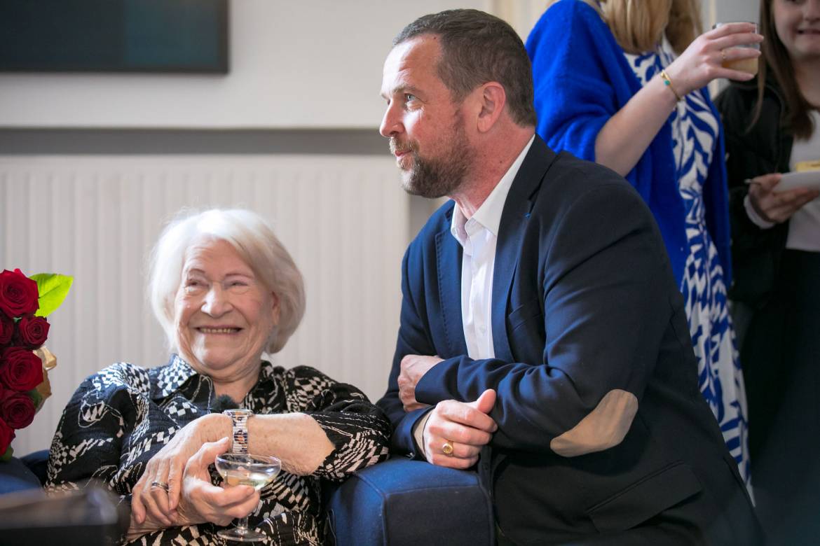Pour ses 105 ans, Odette a été invitée par le maire à souffler ses bougies à l’hôtel de Ville, entourée de ses proches.