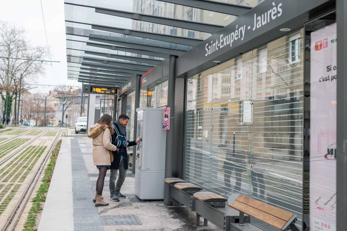 Diff&eacute;rents services sont accessibles aux arr&ecirc;ts.