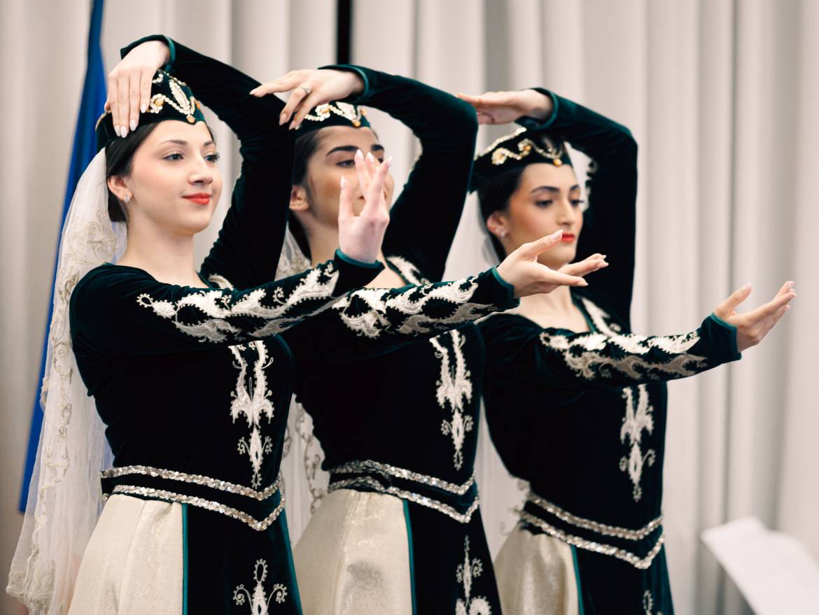 Danse Tavigh de l&rsquo;Ensemble Na&iuml;ri, programmation de la maison de la culture arm&eacute;nienne de Villeurbanne &agrave; l'h&ocirc;tel de Ville &agrave; l'occasion de la comm&eacute;moration.