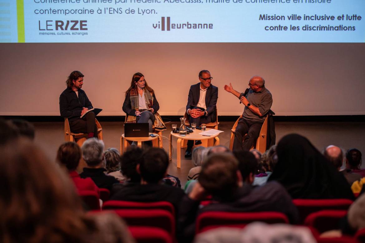 les trois intervenants et l'animateur de la conférence-débat “Islamophobie : manifestation, ressorts et conséquences” au Rize