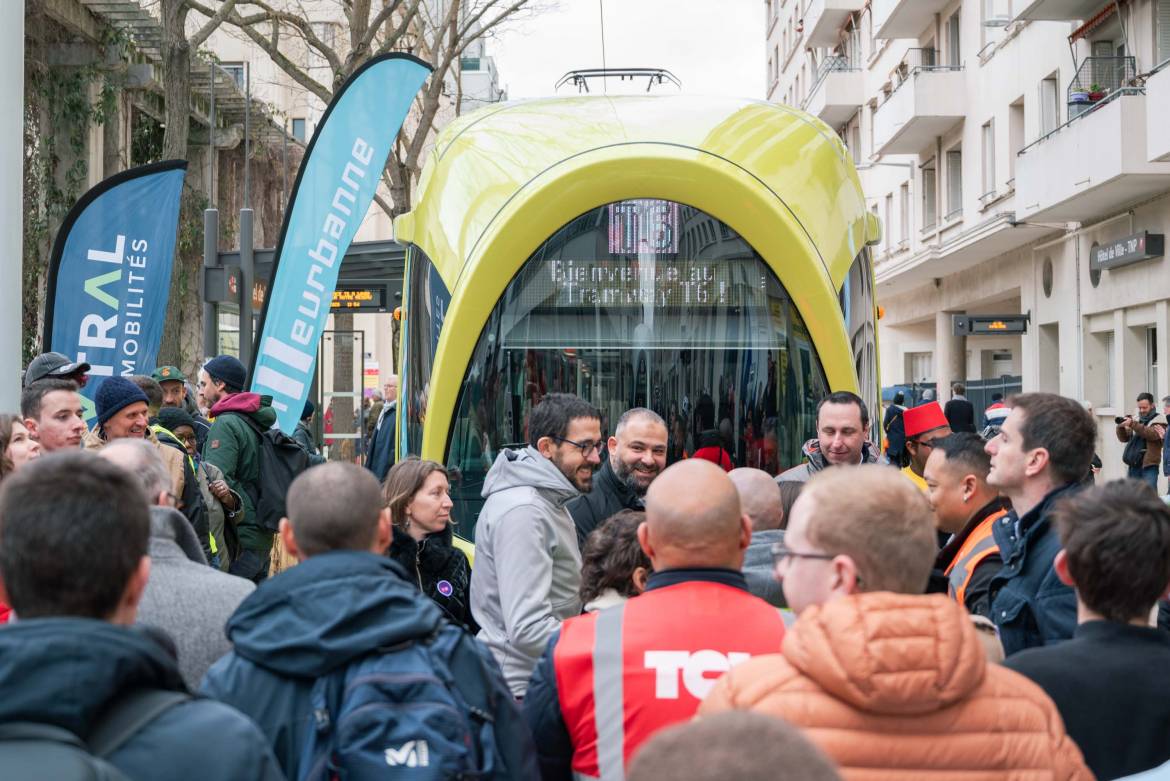 Les Villeurbannaises et les Villeurbannais sont venus voir les premi&egrave;res rames.