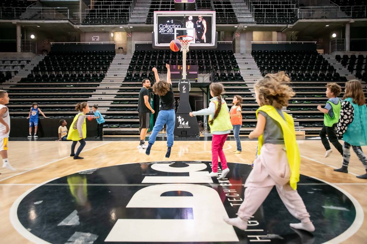 Les jeunes ont pu fouler le parquet mythique de l'Astroballe. © Alexandre Boisselot