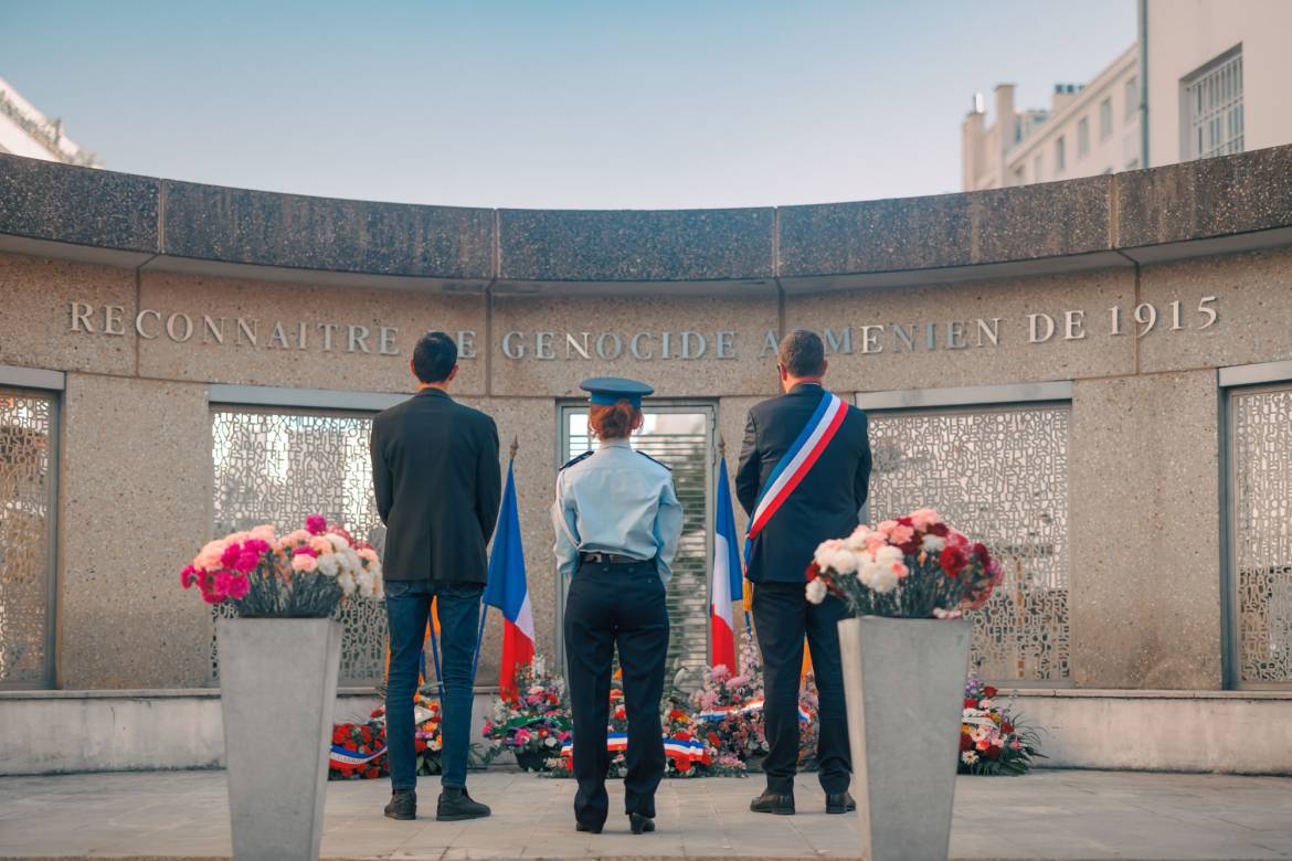 St&eacute;phane Frioux, adjoint d&eacute;l&eacute;gu&eacute; aux patrimoines et aux m&eacute;moires (&agrave; gauche) et C&eacute;dric Van Styvendael, maire de Villeurbanne (&agrave; droite) se sont recueillis devant le m&eacute;morial du g&eacute;nocide arm&eacute;nien de 1915, jeudi 23 avril 2026.