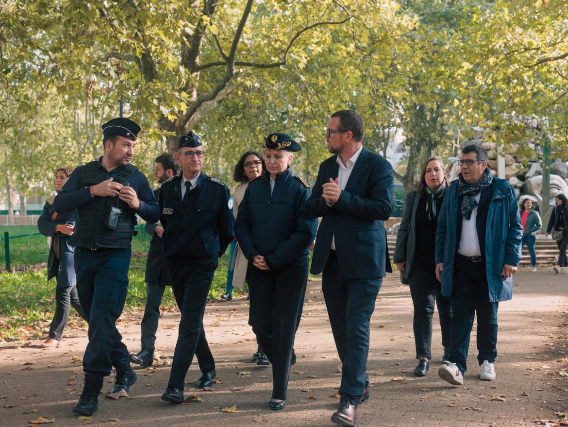 La préfète Fabienne Buccio en compagnie du maire de Villeurbanne lors d'une visite de sécurisation au Tonkin le 10 octobre.