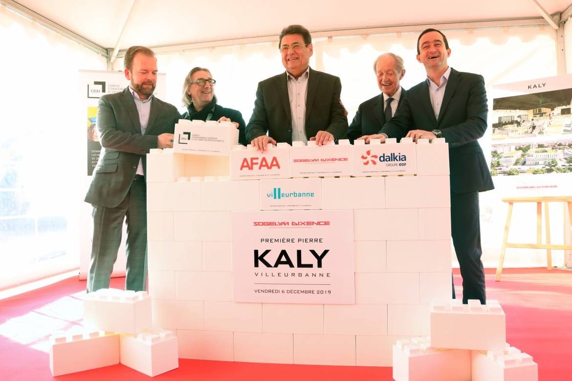La pose de la première pierre du Kaly, à Villeurbanne, en présence du maire Jean-Paul Bret et des réprésentants de Sogelym Dixence, Dalkia, du cabinet d'architectes AFAA et du campus CESI.
